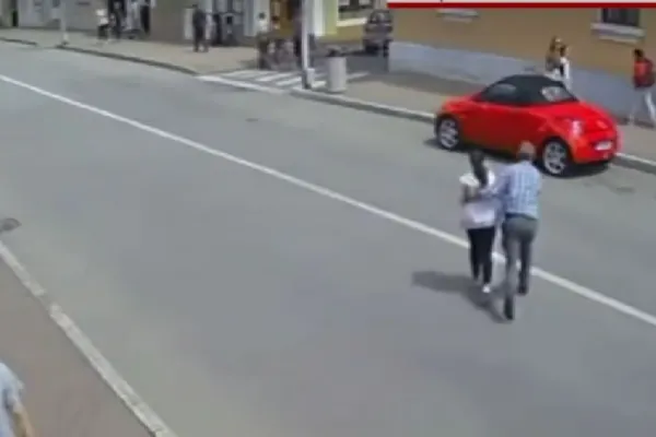 Accident în Lugoj: un bărbat și nepoata sa de 10 ani, loviți de o mașină în timp ce traversau neregulamentar