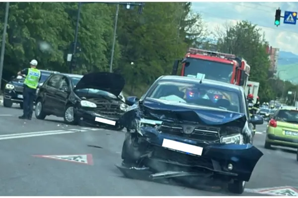Accident în Râmnicu Vâlcea. Patru persoane, printre care și un copil de doi ani, rănite din cauza neacordării de prioritate
