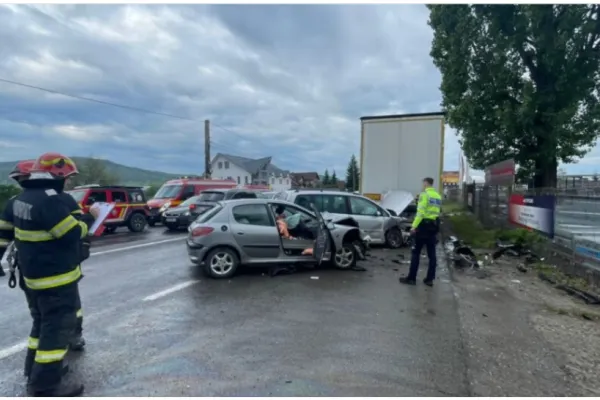 Accident în județul Bistrița. Doi bărbați au fost răniți, după ce două mașini s-au ciocnit violent