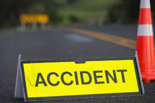 Accident în lanț pe DN2 E85 din cauza unei șoferițe de 25 de ani care nu a acordat prioritate. Trei persoane rănite au fost transportate la spital