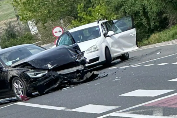Accident grav în Vrancea. Trei femei au ajuns la spital, după ce o șoferiță de 21 de ani „nu a văzut” semnul STOP