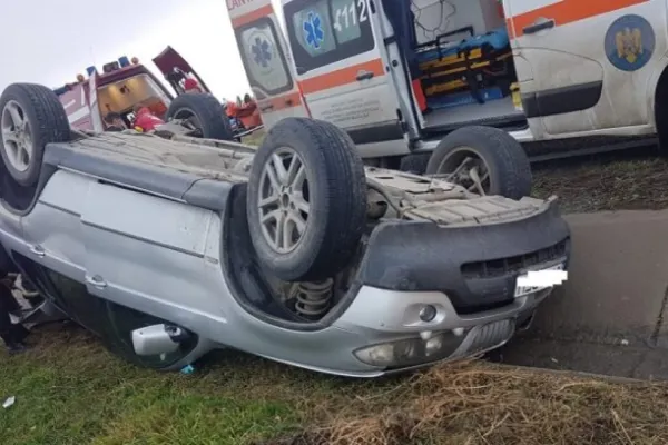 Grav accident rutier: o mașină s-a răsturnat. Victimele sunt o femeie și doi copii
