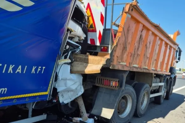Accident grav pe A1 în județul Timiș: șofer încarcerat după ce a intrat cu autoutilitara într-un camion
