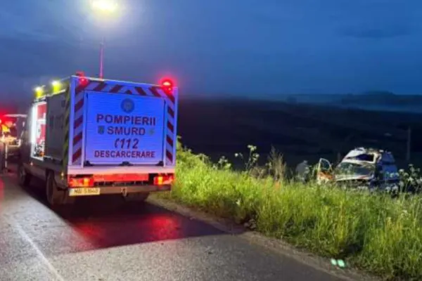 O ambulanță, implicată într-un accident rutier în Cluj. Salvatorii au intervenit cu o echipă de descarcerare