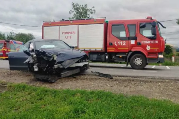 Accident rutier grav în Neamț. Șase persoane, între care doi minori, implicate. O victimă a fost scoasă din mașină cu echipa de descarcerare