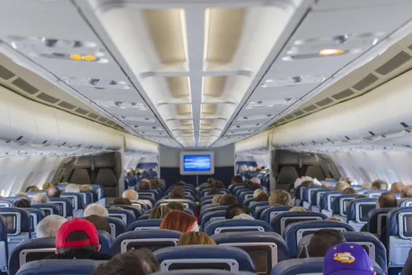 Panică la bordul unui avion: aeronava a aterizat de urgență în Germania după ce o pasageră a provocat haos și a încercat să deschidă ușa