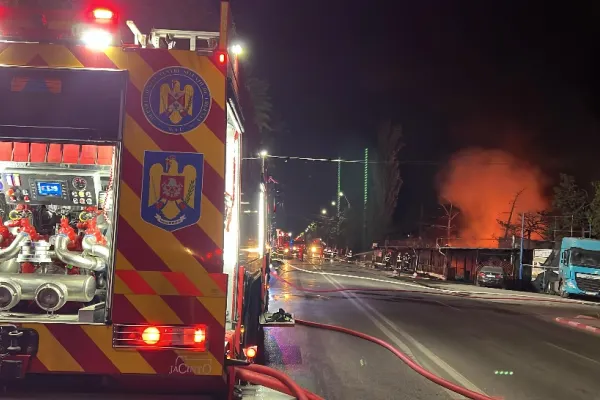 Incendiu de proporții la un restaurant din Voluntari. Pompierii intervin cu 14 autospeciale FOTO+VIDEO