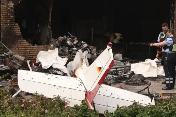 Un avion de mici dimensiuni s-a prăbușit pe o casă, în Germania. Doua persoane au murit