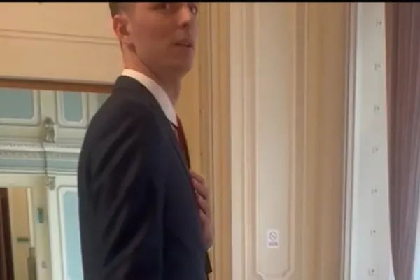 Scandal cu infiltrații lui Nicușor Dan în Parlament. Un susținător al primarului, filmat când se plimbă nestingherit prin clădire și se refugiază în spatele ușii reziștilor - FOTO