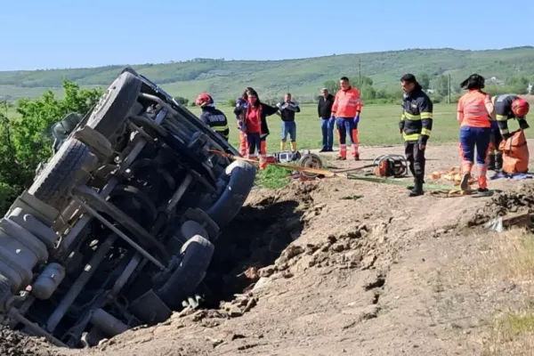 Accident rutier grav: autobetonieră răsturnată, șoferul a rămas prins în cabină