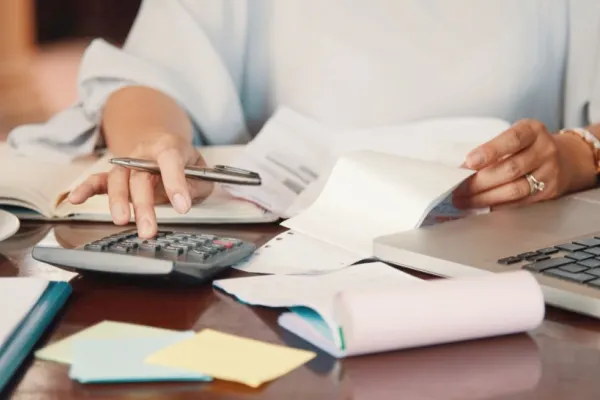Guvernul Bolojan anunță reducerea în medie cu 20% a numărului bugetarilor din administrația publică centrală - DOCUMENT