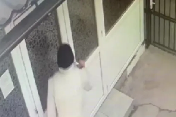 Bărbat reținut după ce a furat bijuteriile de pe mâna unei femei decedate, într-o capelă din București. Aurul a fost dus la amanet