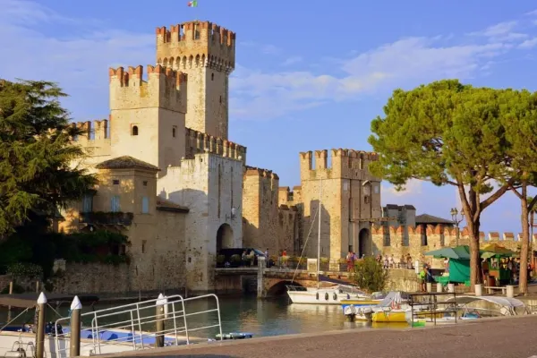 Mare aglomerație în Italia: orașul cu 8.000 de locuitori, invadat de peste 75.000 de turiști într-un singur weekend