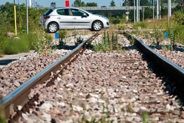 O șoferiță cu alcoolemie de 1,64 mg/l și-a parcat mașina direct pe linia de cale ferată din Eforie Nord. Doar intervenția polițiștilor a salvat-o de la dezastru