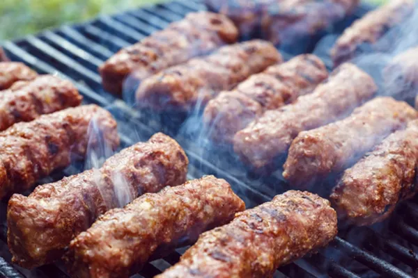Pericolul grătarelor cu flacără directă: ce spun medicii despre riscurile pentru sănătate. Ce se întâmplă cu bucățile de carne în momentul arderii?