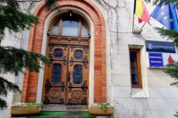O mamă se află de trei zile în greva foamei în fața Ministerului Educației. Protestul vizează disfuncționalități grave în organizarea Bacalaureatului 2025
