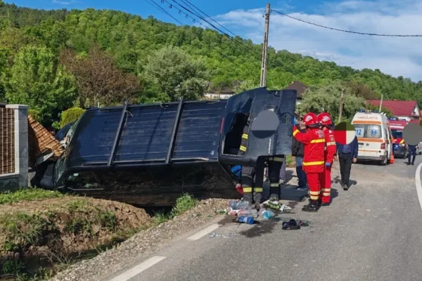 Accident într-o localitate din Neamț. O mașină cu 6 copii la bord s-a răsturnat pe șosea. O fetiță de 12 ani a ajuns la spital