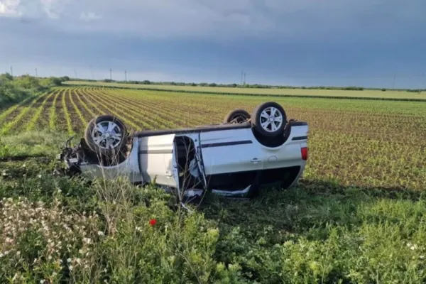 Intervenție de urgență în județul Timiș: patru polițiști de frontieră au salvat un șofer răsturnat cu mașina pe un câmp