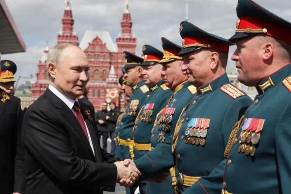 Avertismentul unui comisar european: Rusia va folosi pacea pentru a se pregăti de atacarea UE
