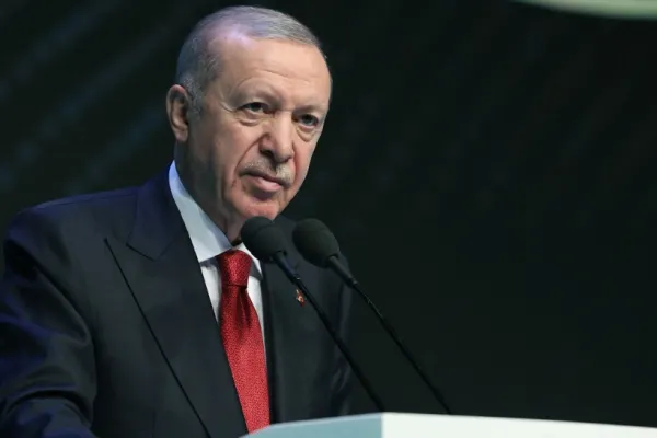 Erdogan se declară pregătit să găzduiască negocieri de pace. „Sultanul” a avut discuții telefonice cu Macron și Putin ca să îi convingă