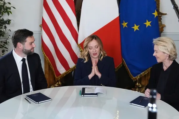 Întâlnire istorică la Roma. După luni întregi de șicane, JD Vace și Ursula von der Leyen stau la aceeași masă
