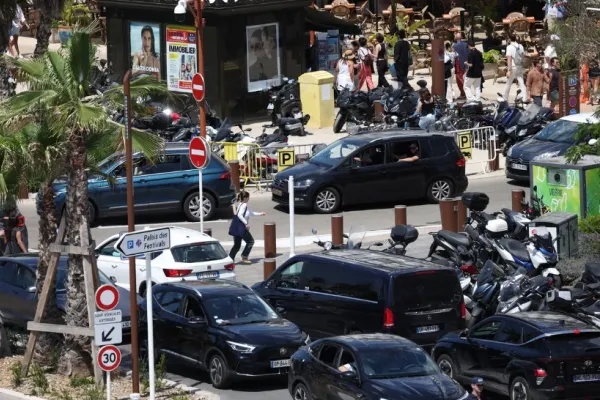 Sabotaj în inima luxului francez. Un stâlp de înaltă tensiune care alimentează orașul Cannes a fost secționat intenționat și a lăsat întreaga regiune fără curent