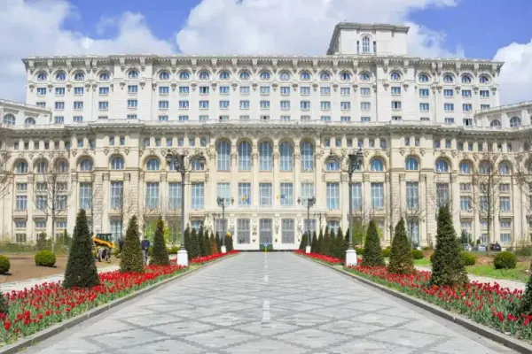 Câți angajați au mai rămas la Senat, după reducerile de personal operate de Ilie Bolojan