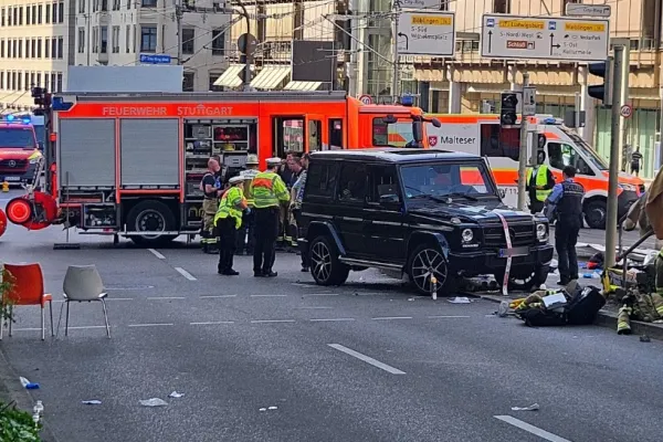 Un nou incident șocant în Germania. O mașină a intrat în plin, în oamenii de pe trotuar, în Stuttgart. Multe persoane sunt grav rănite
