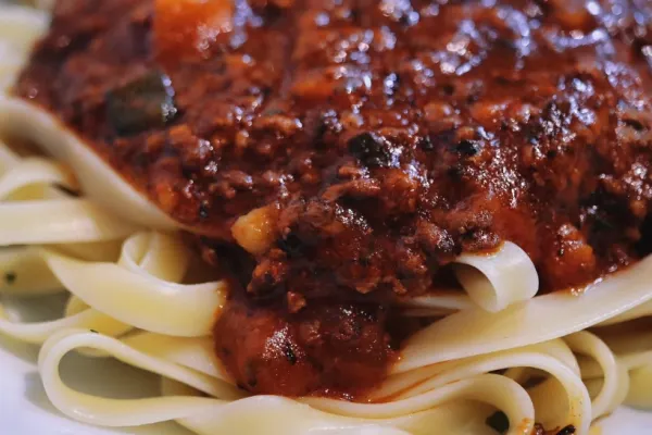 Rețetă simplă de sos pentru paste bolognese: secretul gustului autentic italian. Trucul bucătarilor pricepuți