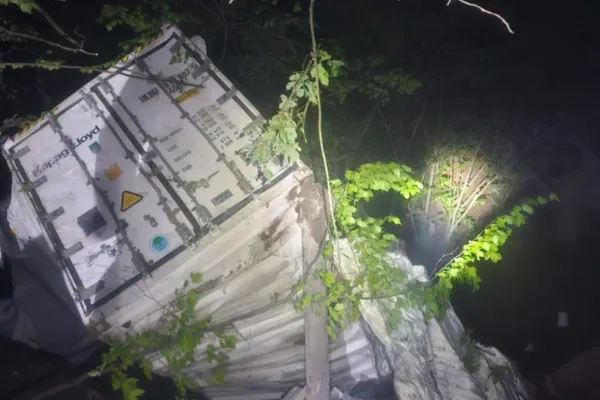 Accident grav pe DN1, lângă Sinaia: un TIR încărcat a căzut într-o râpă
