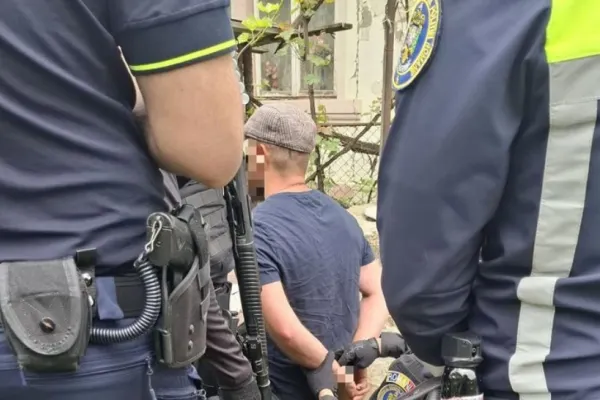 Intervenție în forță a polițiștilor din Vrancea pentru a opri un bărbat violent care își amenința familia. Cum a fost găsit agresorul?