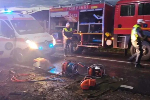 Grav accident rutier pe un drum din jud. Neamț. Un tânăr de 19 ani a murit, alte 2 persoane au fost rănite