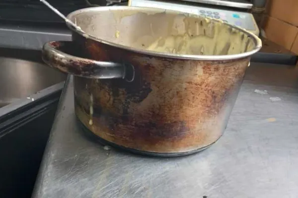 Mizerie de nedescris, produse expirate, păienjeni și insecte, descoperite la un restaurant din Satu Mare. Măsurile luate de Protecția Consumatorilor