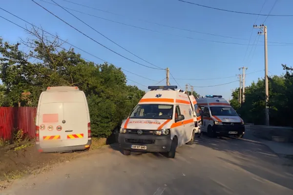 Accident cumplit în Giurgiu: patru oameni aflați în fața porții au fost spulberați de un microbuz. A intervenit elicopterul SMURD