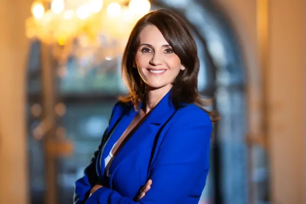 Anca Alexandrescu o face praf pe Oana Țoiu în legătură cu deplasarea în Rusia, din 2014. S-a dus să-i învețe pe tineri să facă mături model Harry Potter