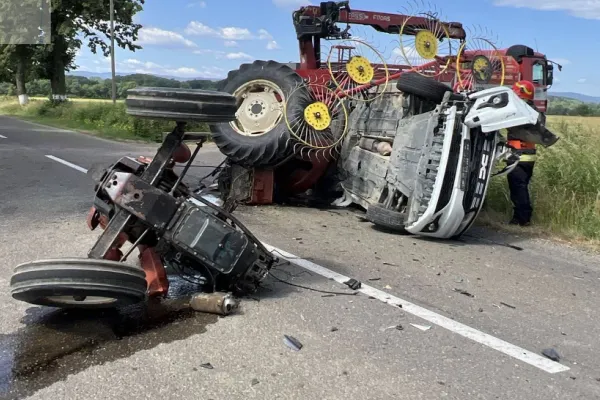 Accident rutier între un utilaj agricol și un autoturism. Ambii șoferi au fost răniți