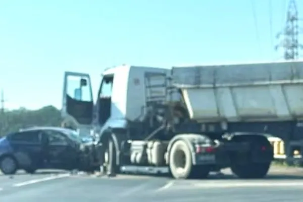 Accident grav pe DN71, în Dâmbovița: victima  coliziunii dintre un TIR și un autoturism este un tânăr de 18 ani