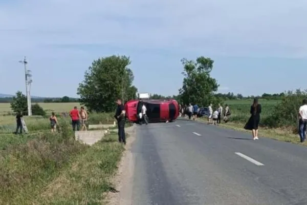 Grav accident rutier în județul Arad: șapte persoane implicate, trei femei încarcerate, un minor în stare gravă