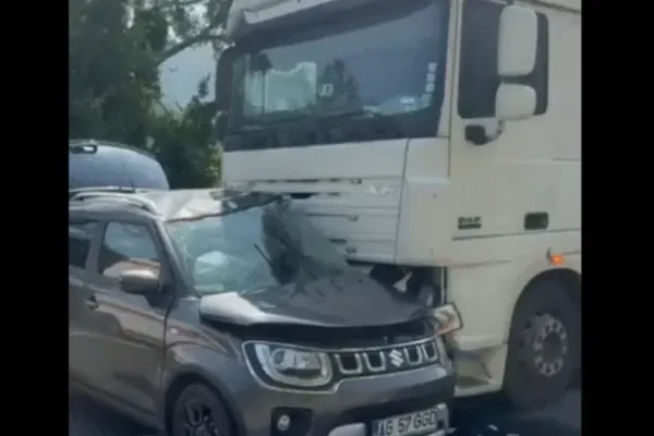Accident grav, la intrarea în Băile Herculane: două victime, după ce un autoturism s-a lovit cu un autocamion