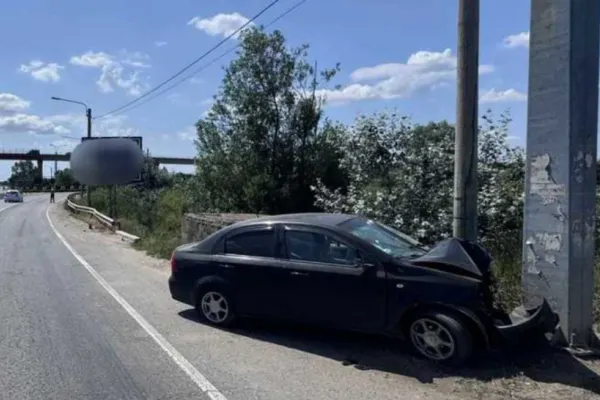 S-a urcat băut la volan și a intrat cu mașina într-un stâlp! Accident grav la Craiova