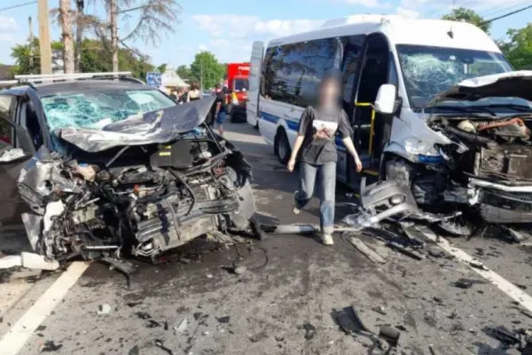 Accident deosebit de grav în Botoșani. 10 persoane rănite în urma impactului dintre un micorbuz și o mașină