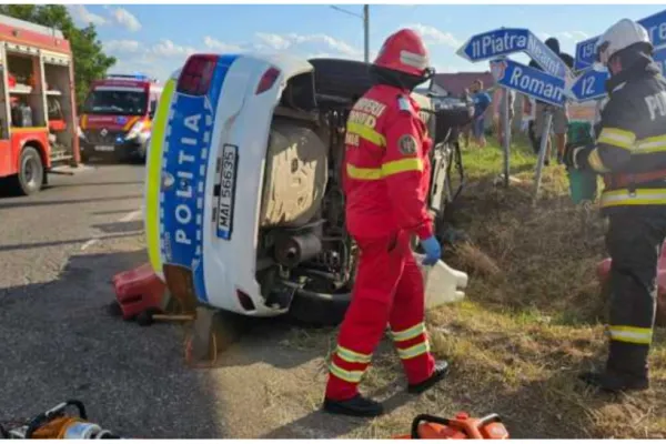 Accident în Neamț. O autospecială de poliție, coliziune cu un alt autoturism: doi bărbați reținuți pentru tâlhărie, răniți