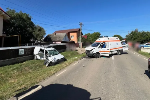 Accident în Neamț: ambulanță implicată într-o coliziune cu un autoturism. Trei victime în urma impactului