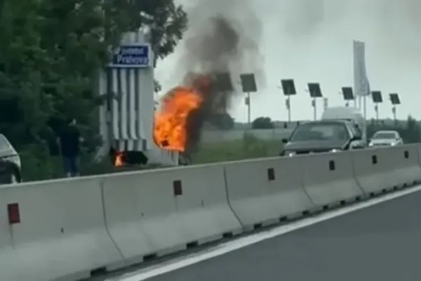 Accident grav pe DN1, lângă Ciolpani: mașină, în flăcări după ce a lovit o bornă kilometrică, iar șoferul a rămas blocat înăuntru