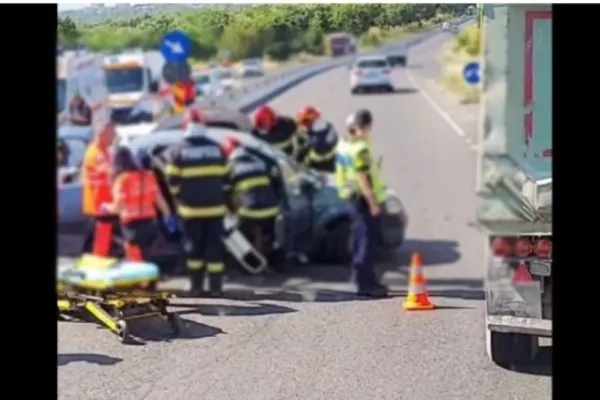 Accident grav la Neptun: impact violent între două mașini. Două persoane, încarcerate: au fost trimise ambulanțe și elicopterul SMURD - FOTO