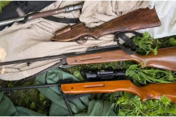 Bărbat plasat sub control judiciar, după ce și-a amenințat veciunul cu un pistol. Polițiștii au descoperit un adevărat aresenal în casa lui