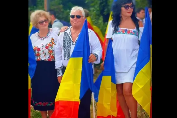 Susținătorii AUR, în stradă, de Ziua Tricolorului. Proteste la Târgu Mureș LIVE