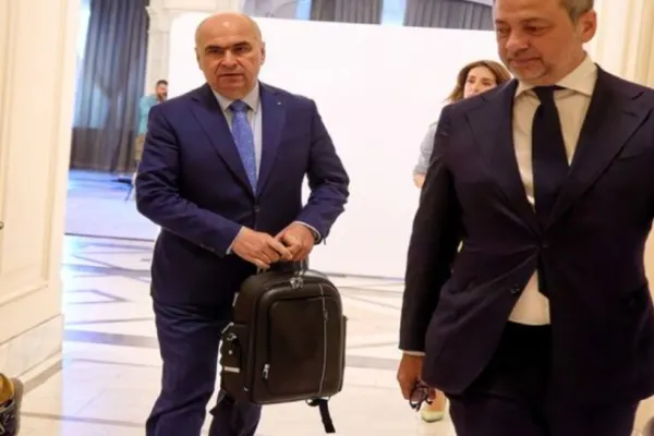 Ipocrizia lui Bolojan iese la iveală chiar în ziua în care românii intră oficial în zodia sărăciei. Șeful Guvernului taie și spânzură în numele austerității, dar are 18 consilieri