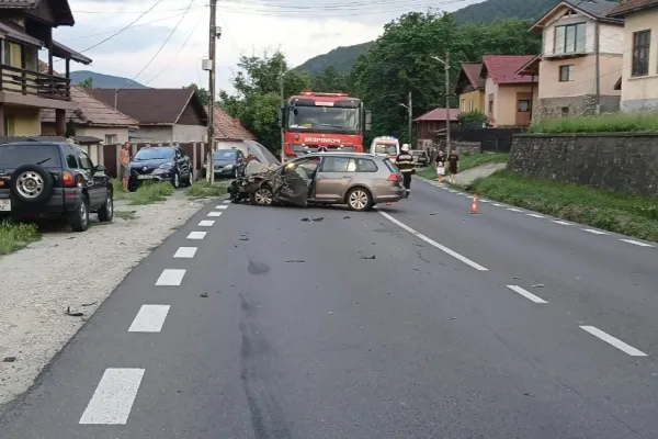 Accident rutier grav pe Valea Oltului. Două TIR-uri și un autoturism s-au tamponat. Două persoane sunt rănite FOTO/VIDEO
