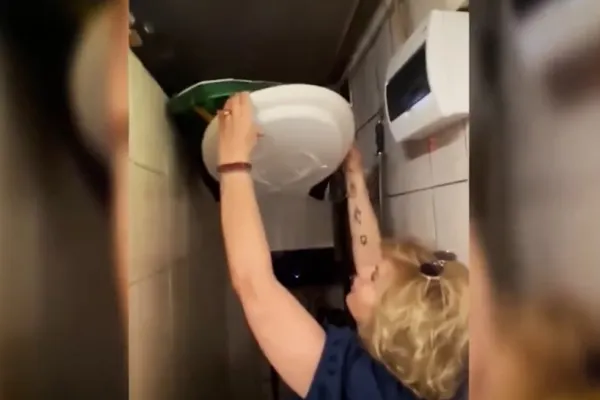 Un celebru restaurant de pe litoral a fost închis: resturi alimentare, tăvi arse și un capac de WC depozitat pe cuptor